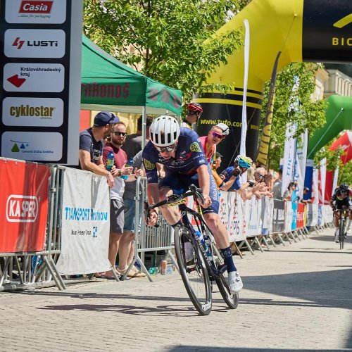 Krakonošův cyklomaraton plně v režii našich jezdců. Vítězem se stal místní rodák Šimon Vaníček
