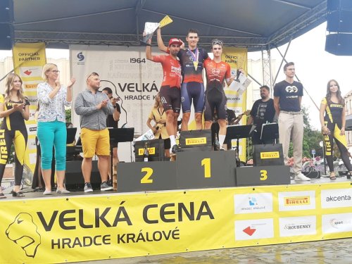 Cyklisté ATT Investments závodili v uplynulém týdnu na třech frontách. Vítězství se dočkali na Velké ceně Hradce Králové, která se stala kořistí Matúše Štočka