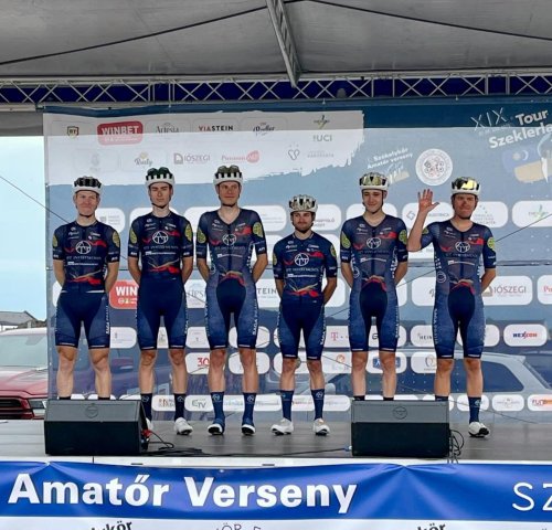 Dominik Neuman za výrazného přispění Alana Banaszeka vyhrál první etapu Tour of Szeklerland a je průběžným lídrem závodu