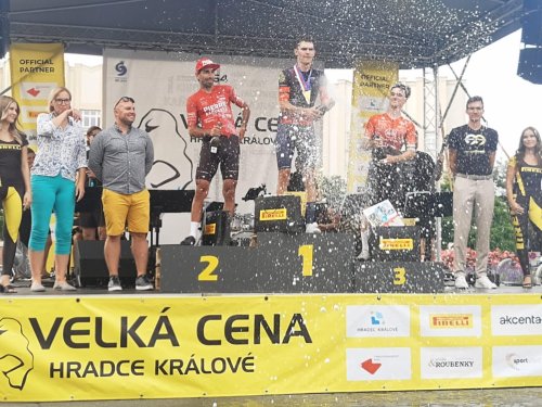 Cyklisté ATT Investments závodili v uplynulém týdnu na třech frontách. Vítězství se dočkali na Velké ceně Hradce Králové, která se stala kořistí Matúše Štočka