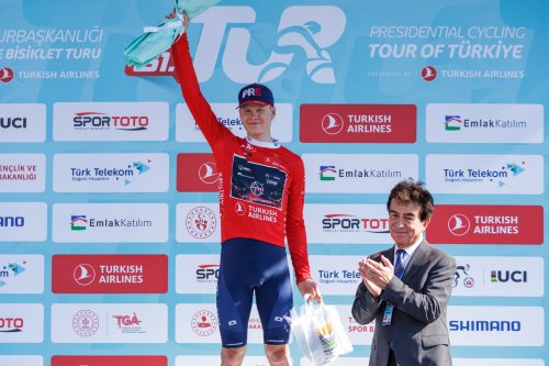 Dostali jsme pozvánku na závod druhé nejvyšší kategorie UCI Presidential Cycling Tour of Turkiye. Po dvou etapách máme v držení červený a bílý dres a 6. místo v etapě