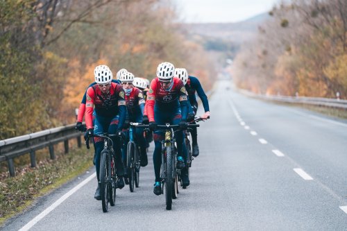 Cyklisté ATT Investments po druhém týmovém kempu na jižní Moravě nabírají směr Španělsko!