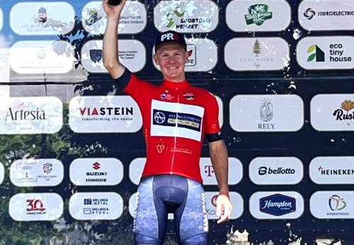 Dominik Neuman za výrazného přispění Alana Banaszeka vyhrál první etapu Tour of Szeklerland a je průběžným lídrem závodu